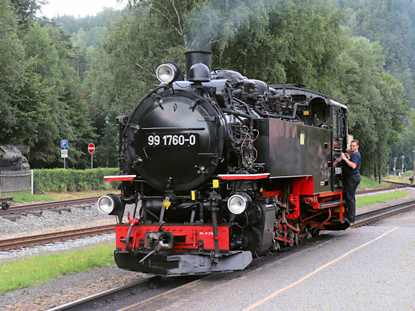 Parní lokomotiva řady 99 1760 objíždí soupravu osobního vlaku v Oybinu.