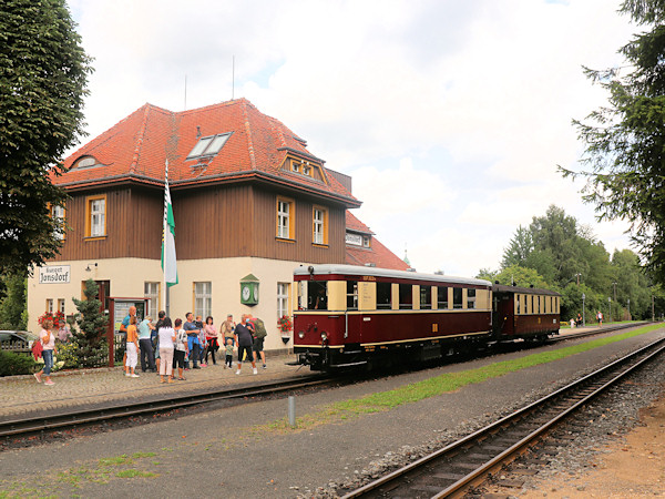 Motorový osobní vlak po příjezdu do stanice Jonsdorf.