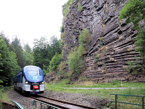 Osobní vlak z Děčína do Rumburka projíždí pod Pustým zámkem.