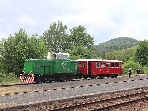 Zvláštní turistický vlak s Rosničkou T334.0 zastavil v Jedlové při návratu z varnsdorfského pivovaru Kocour do Mladé Boleslavi.