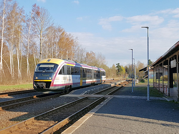 Osobní vlak Trilex z Mladé Boleslavi do Rumburku čeká na křižování v Krásné Lípě.
