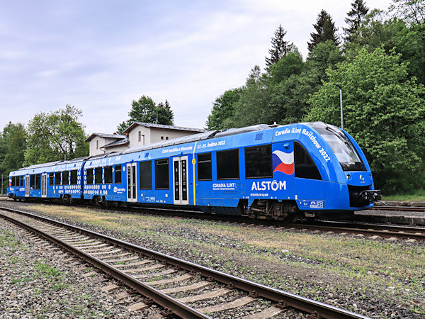 Vodíkem poháněný vlak Coradia iLint od Alstomu se při propagační jízdě 25. května 2022 zastavil i v Jedlové.