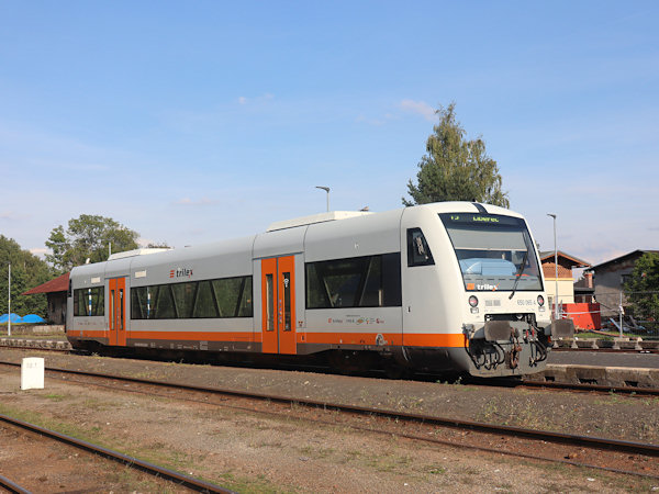 Letní turistický vlak Trilex z Mikulášovic do Liberce čeká na odjezd z Rybniště.