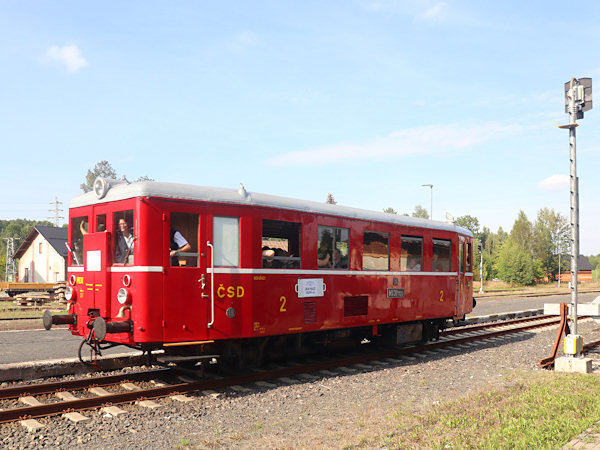 Zvláštní motorový vlak M 131.1 odjíždí z Rybniště do Varnsdorfu.