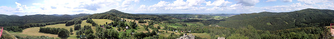 Panoramatische Aussicht vom Tolštejn (Tollenstein). Panoramatische Aussicht vom Tolštejn (Tollenstein).