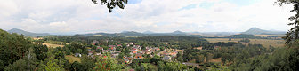 Blick vom Švýcarská bouda (Schweizerhaus) am Zelený vrch (Grünberg) nach Südosten. Blick vom Švýcarská bouda (Schweizerhaus) am Zelený vrch (Grünberg) nach Südosten.
