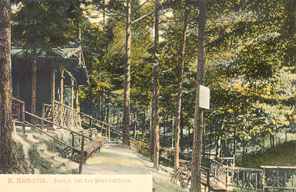 Auf dieser Ansichtskarte aus der Zeit vor dem ersten Weltkrieg ist der hölzerne Altan der sog. Brandmühle im Waldtal unterhalb der Jehla (Nolde) abgebildet.