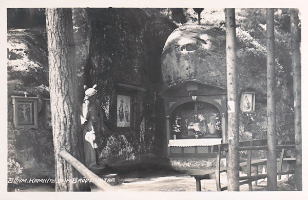 Tato meziválečná pohlednice zachycuje prostranství před Božím hrobem někdy kolem roku 1930.
