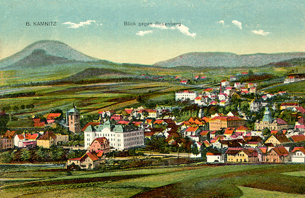 Na pohlednici z roku 1921 je celkový pohled na Českou Kamenici z úpatí Zámeckého vrchu. V popředí vlevo je dobře patrná budova školy, v pozadí vyčnívá Růžovský vrch.