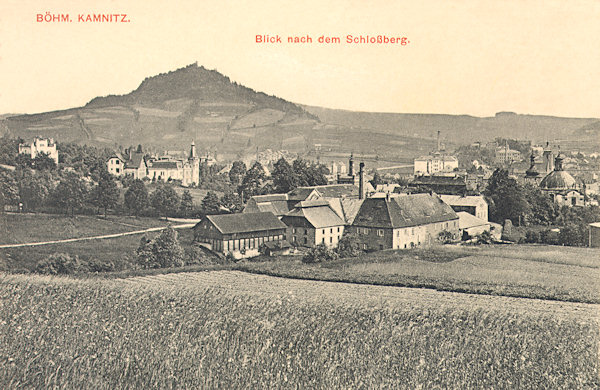 Na pohlednici z roku 1911 je celkový pohled na město se Zámeckým vrchem v pozadí. Vpředu jsou budovy bývalého dvora a měšťanského pivovaru.