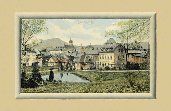 Na této pohlednici vidíme rybníček v zahradě vily Karsch (dnešní dětský domov). V nízkém domku uprostřed bydlel Karschův domovník.