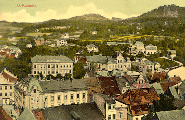 Na pohlednici z roku 1908 je severovýchodní část města s výstavnými budovami školy a bývalé tělocvičny, zachycená z věže městského kostela sv. Jakuba. V pozadí vpravo je vyhlídková skála na Jehle.