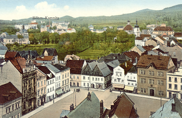 Na pohlednici České Kamenice z roku 1925 je pohled z věže kostela sv. Jakuba na severozápadní roh náměstí a přilehlou část města s kaplí Narození Panny Marie.