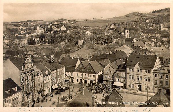 Pohlednice České Kamenice ze 30. let 20. století zachycuje náměstí a severní část města s Mariánskou kaplí (vpravo) a novým evangelickým kostelem (v pozadí vlevo).
