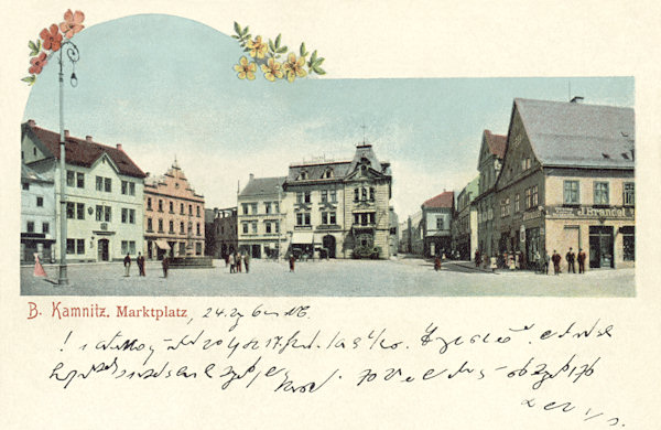 Pohlednice České Kamenice z roku 1903 zachycuje náměstí s radnicí (vlevo) a tehdejším hotelem Černý kůň (uprostřed).