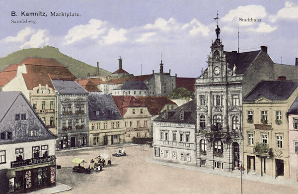 Pohlednice České Kamenice z roku 1913 zachycuje jihozápadní roh náměstí se secesní budovou spořitelny a sousední restaurací U slunce, zničenou na konci 2. světové války. V pozadí vyčnívají budovy bývalého panského pivovaru.