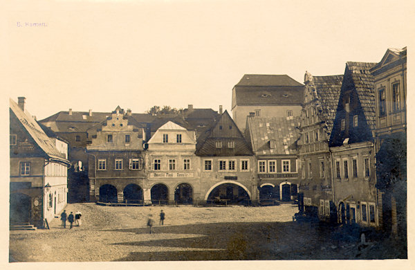 Na pohlednici z přelomu 19. a 20. století jsou zachyceny staré domy s podloubím na Hrnčířském trhu, přiléhajícím k jižní straně náměstí. Dodnes se z nich dochoval pouze rohový dům se stupňovitým štítem.