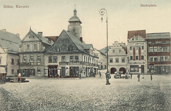 Na pohlednici České Kamenice z roku 1906 je jižní strana náměstí s částí Hrnčířského trhu a ulicí, vedoucí k Zámecké bráně.