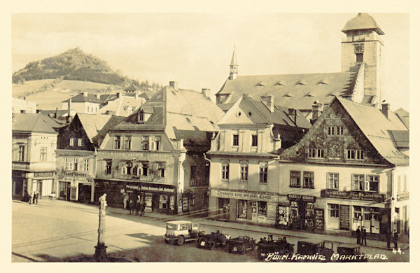 Na pohlednici České Kamenice z roku 1931 je zachycena jihovýchodní část náměstí s kostelem sv. Jakuba. V pozadí je Zámecký vrch se zříceninou Kamenického hradu.