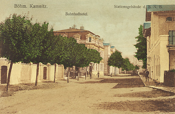 Na této pohlednici vidíme Nádražní ulici s Hübelovým hotelem „U nádraží“, otevřeným v červnu 1892. V popředí vpravo vyčnívá staniční budova.