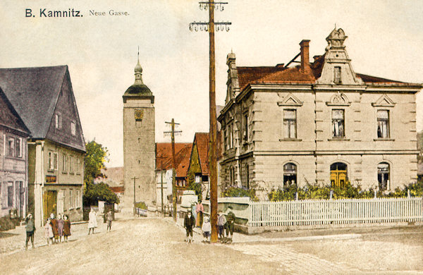 Na pohlednici z roku 1916 vidíme dolní část tehdejší Nové ulice s věží kostela sv. Jakuba.