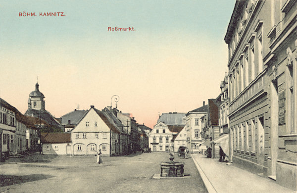 Pohlednice České Kamenice z roku 1911 zobrazuje západní část tehdejšího Koňského trhu s bývalou kašnou. V pozadí vyčnívá věž kostela sv. Jakuba.