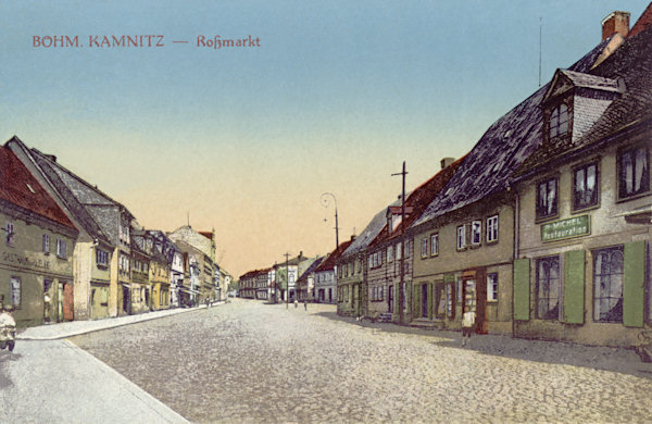 Na pohlednici České Kamenice z roku 1926 vidíme tehdejší Koňský trh směrem od náměstí.