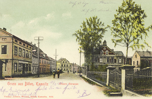 Na pohlednici z roku 1907 je hlavní ulice od Horní Kamenice. Za stromy vpravo je bývalá Preidlova vila.