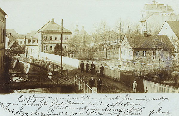 Na této pohlednici vidíme severní nábřeží Kamenice po dokončení ochranných zdí někdy kolem roku 1900.