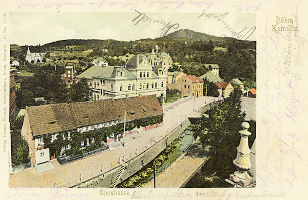 Na této pohlednici vidíme nábřeží říčky Kamenice s výstavnou budovou tělocvičny a starými roubenými domy, zničenými při náletu 8. května 1945.