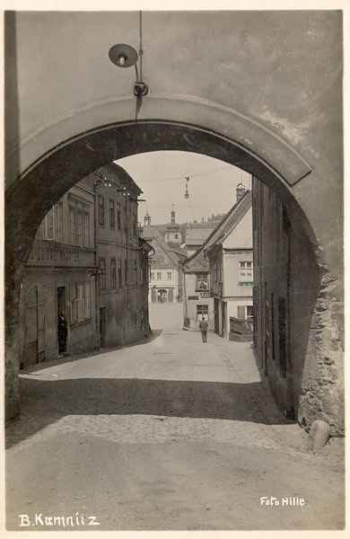 Tento pohled Zámeckou bránou od kostela sv. Jakuba směrem k náměstí je z roku 1943. Za bránou vlevo je dnes již zbořený hostinec „U tří kaprů“ (Zu drei Karpfen).