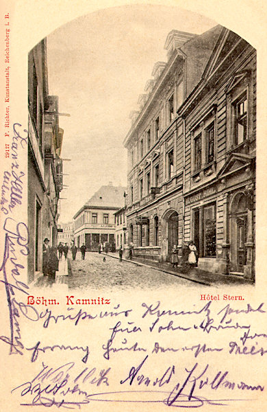 Na pohlednici z roku 1905 vidíme dnešní Dvořákovu ulici s výstavnou budovou hotelu „Stern“ (Hvězda).