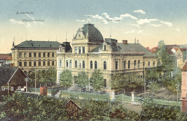 Pohlednice České Kamenice z roku 1921 zobrazuje budovu bývalé tělocvičny. Vlevo za ní je škola.