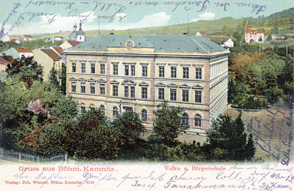 Na pohlednici České Kamenice z roku 1904 je budova školy v Komenského ulici, vystavěná v letech 1881-1883.