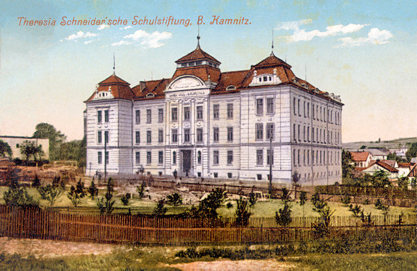Na pohlednici z roku 1912 vidíme nově postavenou budovu chlapecké obecné a měšťanské školy v dnešní Palackého ulici.
