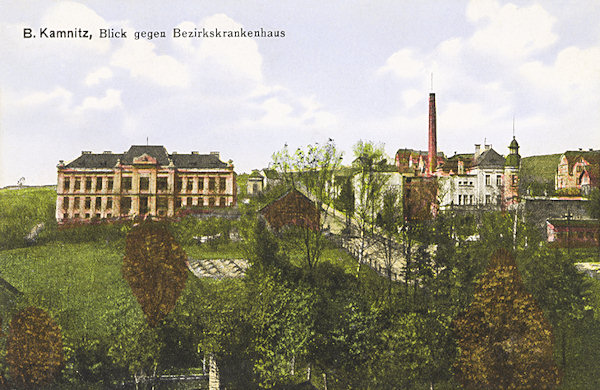 Tato pohlednice zachycuje severozápadní okraj města s výraznou budovou všeobecné okresní nemocnice, uvedenou do provozu 6. července 1908.