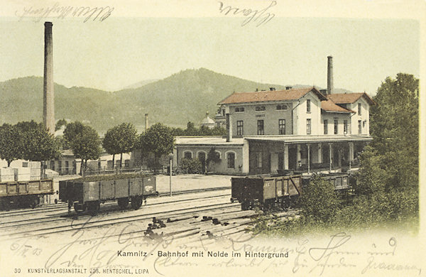 Na této pohlednici z roku 1903 vidíme českokamenické nádraží, otevřené v lednu 1869.