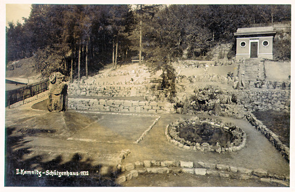 Na pohlednici z roku 1932 je parčík u bývalé Střelnice s památníkem střelců, padlých v 1. světové válce.
