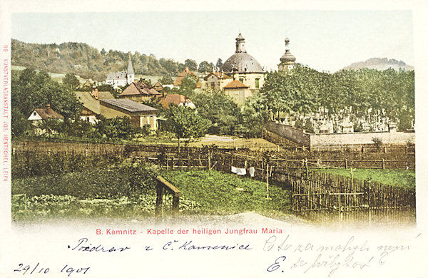 Na pohlednici z roku 1901 vidíme Mariánskou kapli v severní části města. Přilehlý hřbitov byl roku 1922 uzavřen a později přeměněn na park.