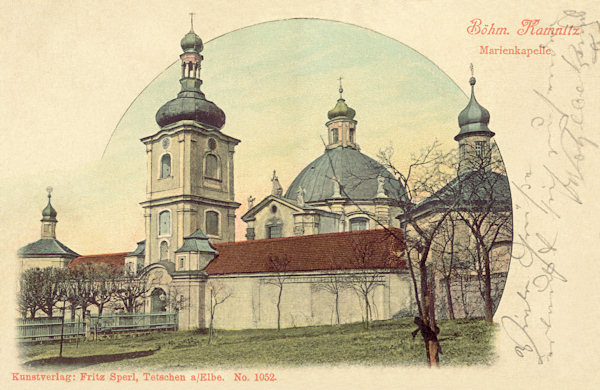 Pohlednice České Kamenice z počátku 20. století zachycuje areál poutní kaple Narození Panny Marie s ambitem.