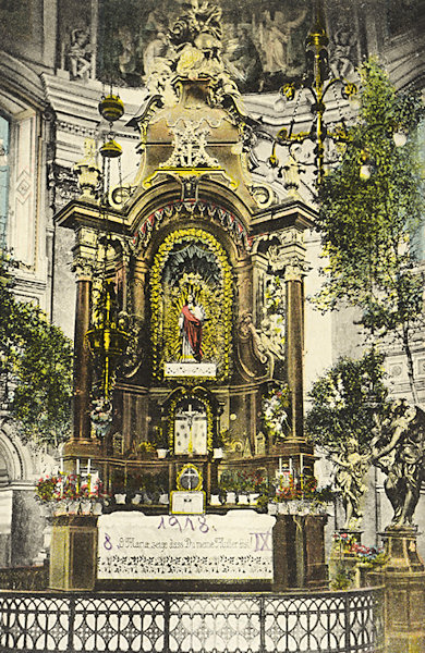 Na této pohlednici z roku 1918 vidíme bohatě zdobený hlavní oltář v Mariánské kapli, zhotovený roku 1746 Johannem Josefem Kleinem.