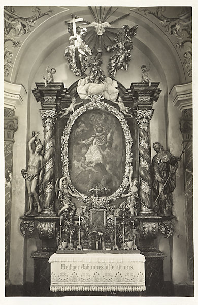 Na této pohlednici je oltář sv. Jana Nepomuckého v jedné z rohových kapliček ambitu Mariánské kaple.