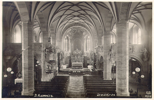 Pohlednice z roku 1930 zachycuje interiér městského kostela sv. Jakuba Většího.