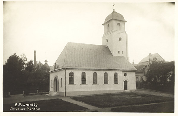 Na této pohlednici vidíme evangelický kostel Ježíše Krista krátce po jeho dokončení v roce 1930.