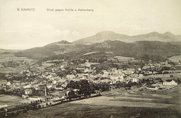 Tato pohlednice zobrazuje město od jihozápadu z úpatí Sedla. V popředí je vidět nádraží, za městem je lesnatá oblast kolem Jehly a v pozadí Studenec s Javorkem a Zlatým vrchem.