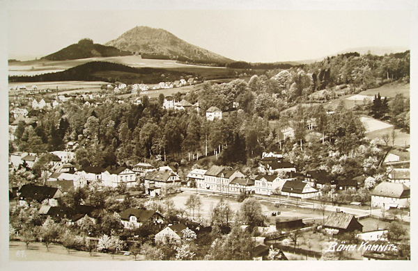 Tato pohlednice zachycuje severovýchodní okraj města s částí Horní Kamenice. V pozadí vlevo je vrch Stražiště a za ním Růžovský vrch.