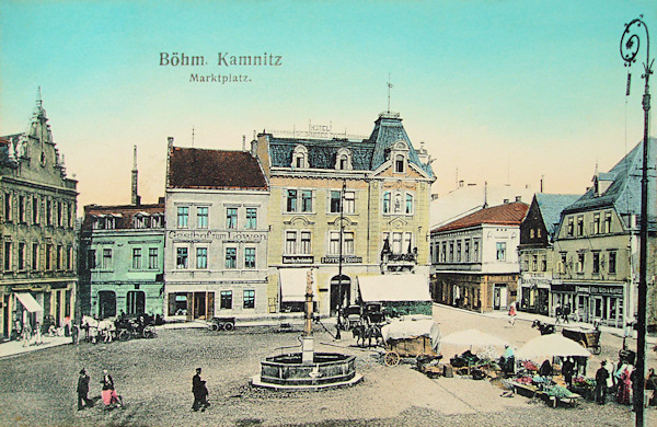 Tato pohlednice zachycuje východní stranu náměstí s hotelem „Ross“, nově postaveným po požáru v roce 1895. Vlevo od něj je další hostinec „Gasthof zum Löwen“.