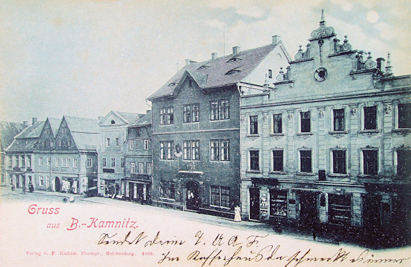 Pohlednice z konce 19. století zachycuje severní stranu náměstí s budovou nynějšího městského úřadu uprostřed.