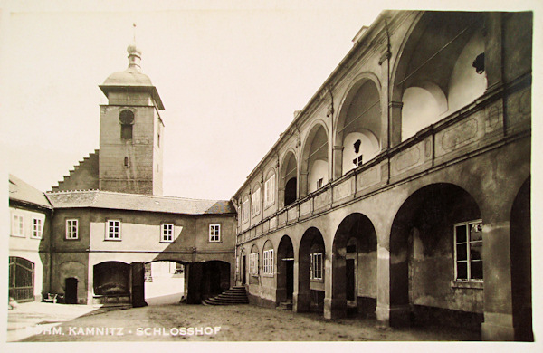 Tato pohlednice zachycuje nádvoří zámku s východní branou, za kterou vyčnívá věž kostela sv. Jakuba Většího.
