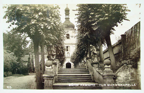 Tato pohlednice zachycuje schodiště s alejí před vstupem do Mariánské kaple.